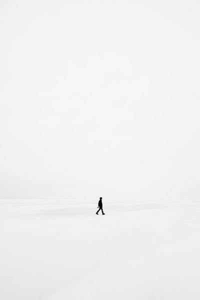 在雪地上行走的人